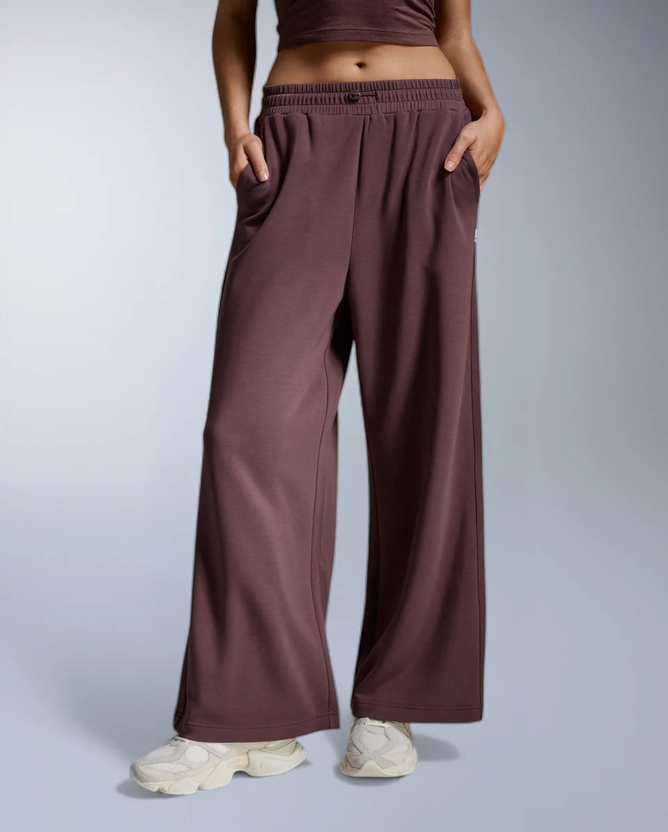 The Wonderluxe Sand Washed Wide Leg Pants are not just soft, they’re the perfect mix of relaxed and refined. The kind of pants you can stretch in, step out in, or spend the whole weekend in without missing a beat.