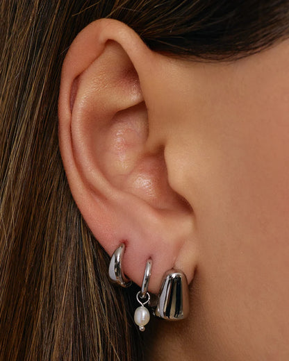 With a delicate pearl drop suspended from a classic silver huggie, Cordelia are easy to stack and style to reflect your unique look.
