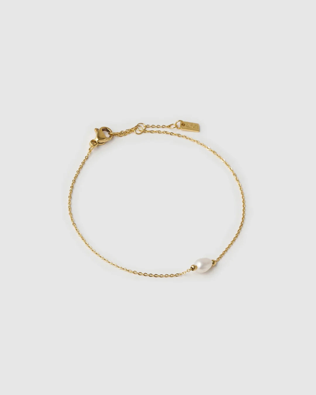 The classy Cressida Bracelet is here for all fine jewellery lovers, featuring a beautiful freshwater pearl charm