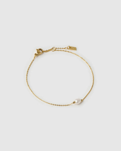 The classy Cressida Bracelet is here for all fine jewellery lovers, featuring a beautiful freshwater pearl charm