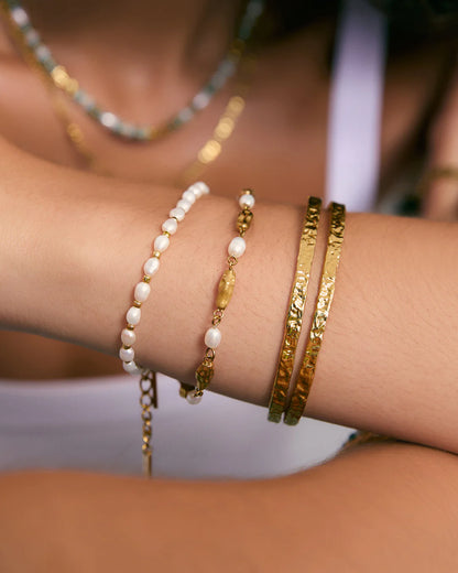 A true standout piece, Mimi seamlessly blends timeless elegance with modern sophistication, making it the ideal accessory for every occasion.