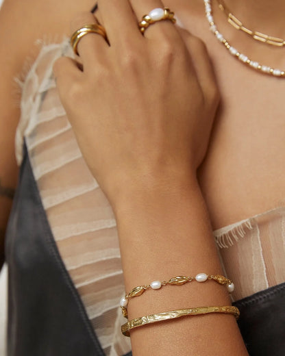 A true standout piece, Mimi seamlessly blends timeless elegance with modern sophistication, making it the ideal accessory for every occasion.