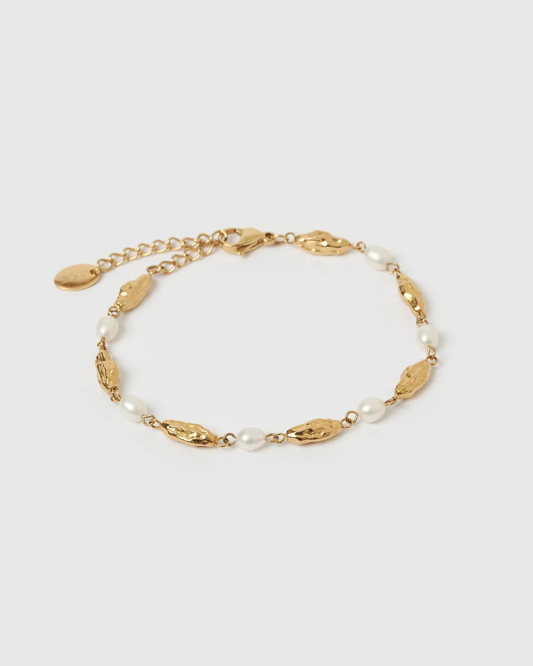 A true standout piece, Mimi seamlessly blends timeless elegance with modern sophistication, making it the ideal accessory for every occasion.