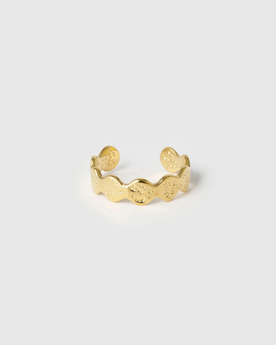 the ultimate cool girl crushed ring, Olsen, is here to give life to your summer style! With its luxe golden discs all round and an adjustable open back