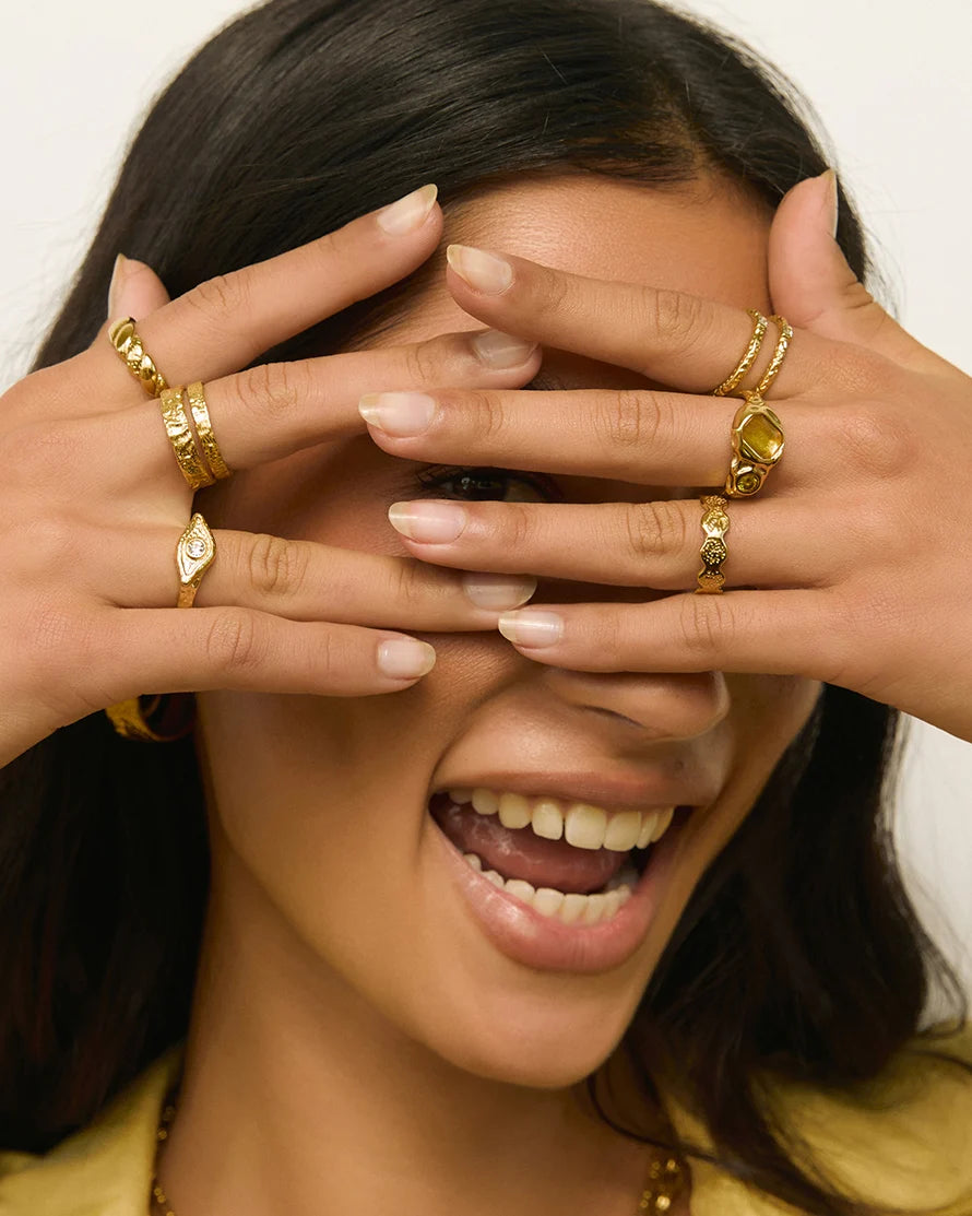 the ultimate cool girl crushed ring, Olsen, is here to give life to your summer style! With its luxe golden discs all round and an adjustable open back