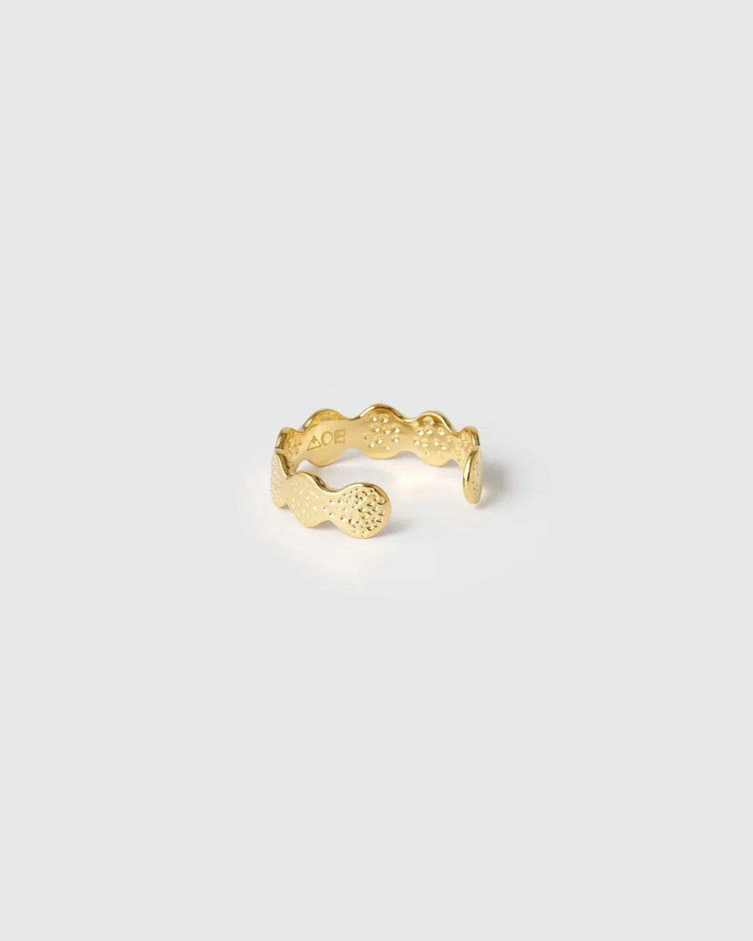 the ultimate cool girl crushed ring, Olsen, is here to give life to your summer style! With its luxe golden discs all round and an adjustable open back