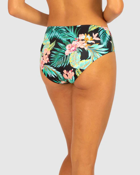 Baku's Bermuda Mid Bikini Pant features a mid-high flattering waist, with a full coverage bottom. Bermuda is an ultra-saturated tropical vibe, inspired by the palm trees, local floral displays and clear blue waters of idyllic summer getaways.