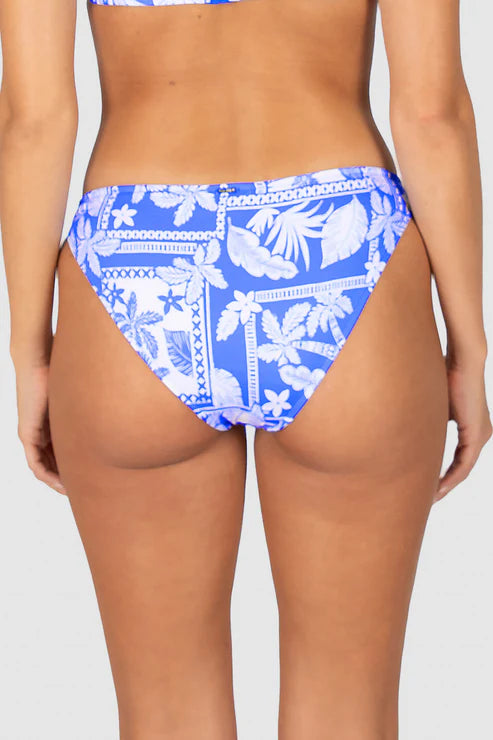 Regular coverage
Side cut out detailing
Fabric: 91% Polyamide 9% Elastane
Fabric: Developed in Italy
Designed and Made in Australia 