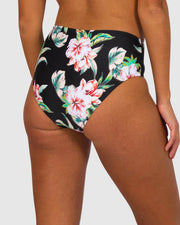 Baku's Guam Mid Bikini Pant features a mid-high flattering waist, with a full coverage bottom. Distinguished by its picturesque tropical beaches, Guam, instantly transports you to the cool blue waters of the pacific and invites you to enjoy the optimistic display of floral delight.