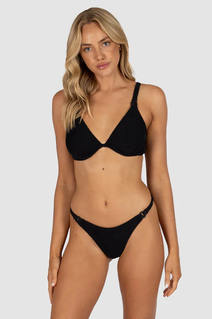 Brazilian bottom coverage
Crinkle Fabric
Fabric: 93% Polyamide / 7% Elastane