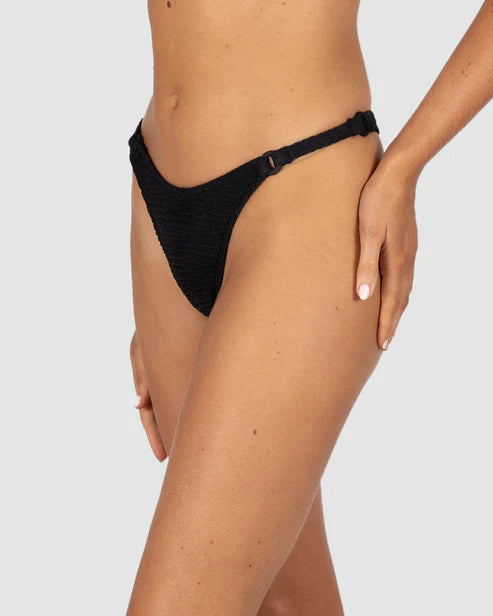 Brazilian bottom coverage
Crinkle Fabric
Fabric: 93% Polyamide / 7% Elastane