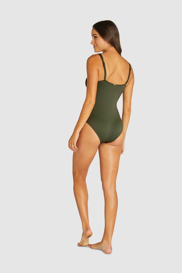 vBaku's Rococco D/E Ring Front One Piece features a flattering dropped neckline with a tortoise shell front detail. It also features underwire with power mesh stability, boning and continuous shelf support. It has a soft edge front, is fully lined and has tummy ruching with tummy control. 