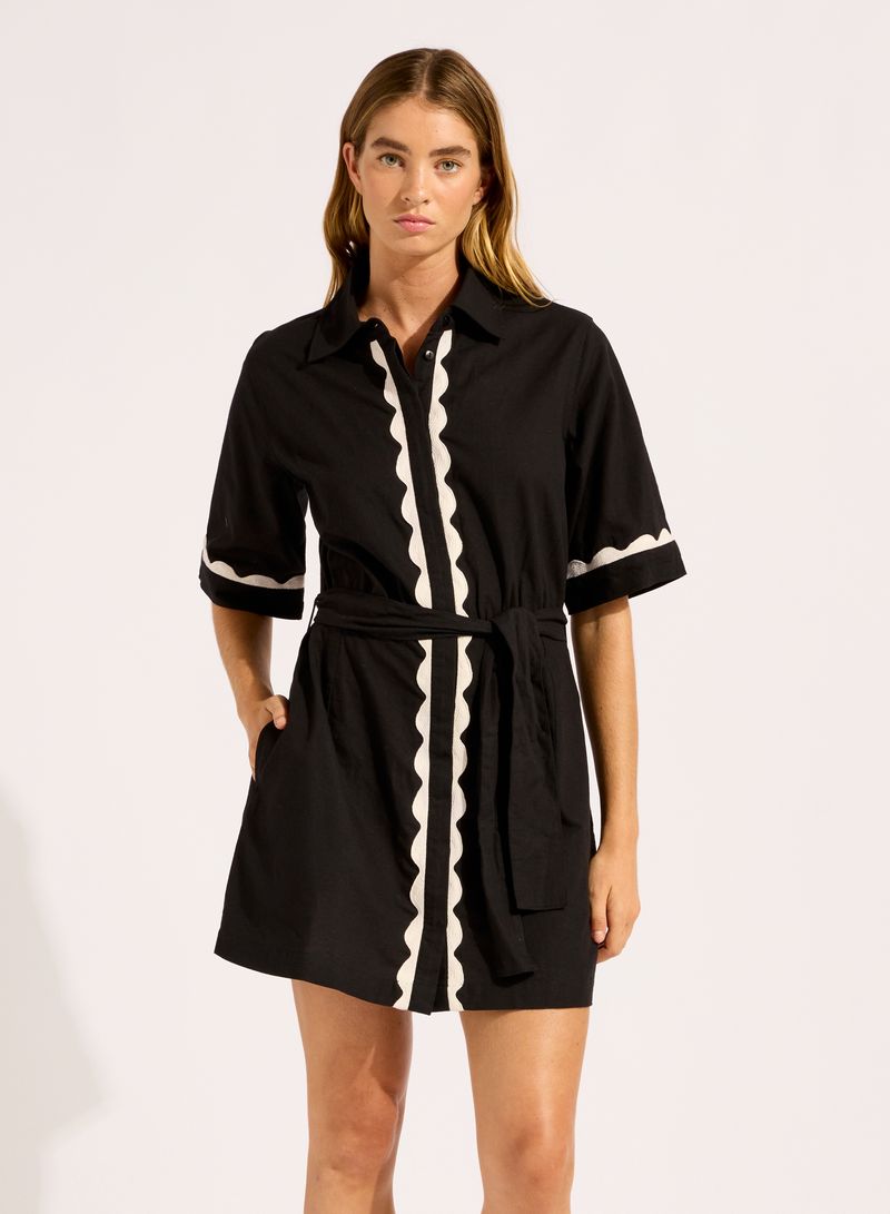 Thigh Length
Button Through
Short Sleeve
Adjustable Waist Tie
Side Seam Pockets
Unlined
Fabric: 85% Cotton / 15% Linen