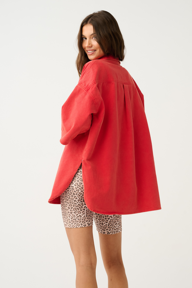 Button front denim shirt
Elbow length sleeve
Front chest patch pockets
Longline curved hemline
Brushed gunmetal hardware

100% Cotton fabric with vintage wash treatment