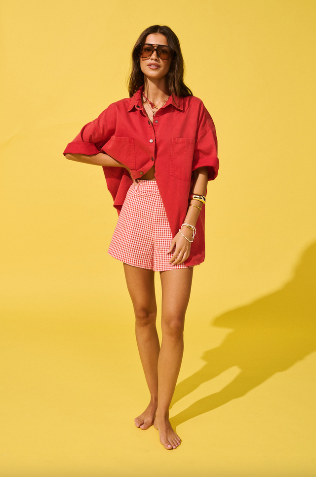 Button front denim shirt
Elbow length sleeve
Front chest patch pockets
Longline curved hemline
Brushed gunmetal hardware

100% Cotton fabric with vintage wash treatment