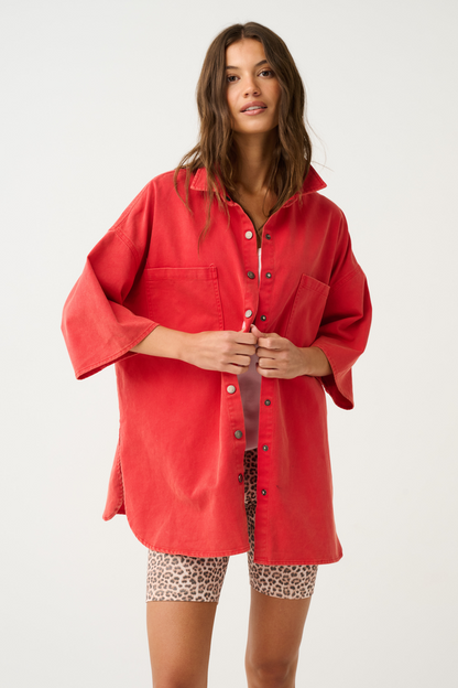 Button front denim shirt
Elbow length sleeve
Front chest patch pockets
Longline curved hemline
Brushed gunmetal hardware

100% Cotton fabric with vintage wash treatment