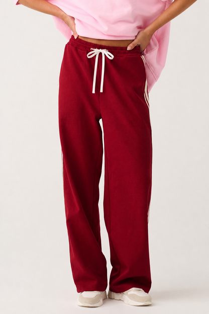 Straight leg, soft drape track pant
Contrast knit cream tape along outer leg
Inseam side pockets
Cream knit drawstring through elasticated waistband