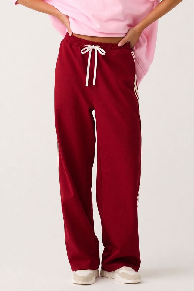 Straight leg, soft drape track pant
Contrast knit cream tape along outer leg
Inseam side pockets
Cream knit drawstring through elasticated waistband