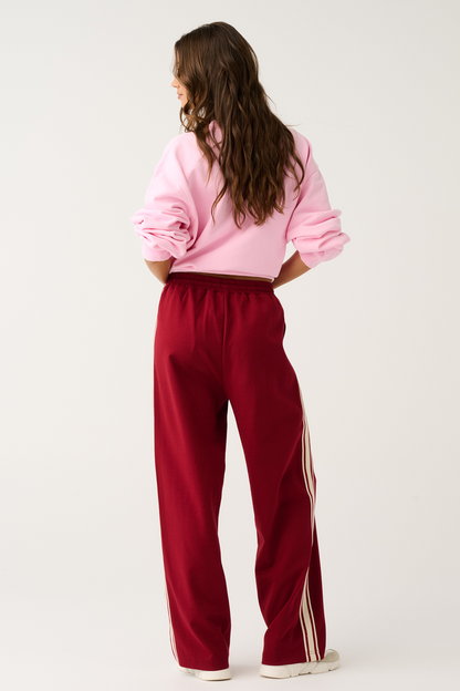 Straight leg, soft drape track pant
Contrast knit cream tape along outer leg
Inseam side pockets
Cream knit drawstring through elasticated waistband