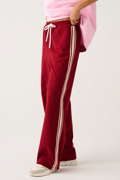 Straight leg, soft drape track pant
Contrast knit cream tape along outer leg
Inseam side pockets
Cream knit drawstring through elasticated waistband