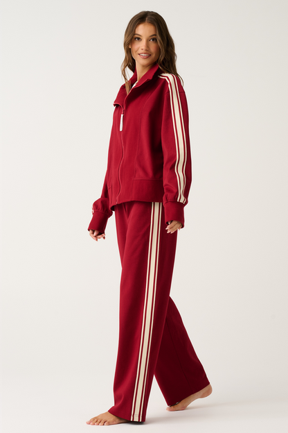 Straight leg, soft drape track pant
Contrast knit cream tape along outer leg
Inseam side pockets
Cream knit drawstring through elasticated waistband