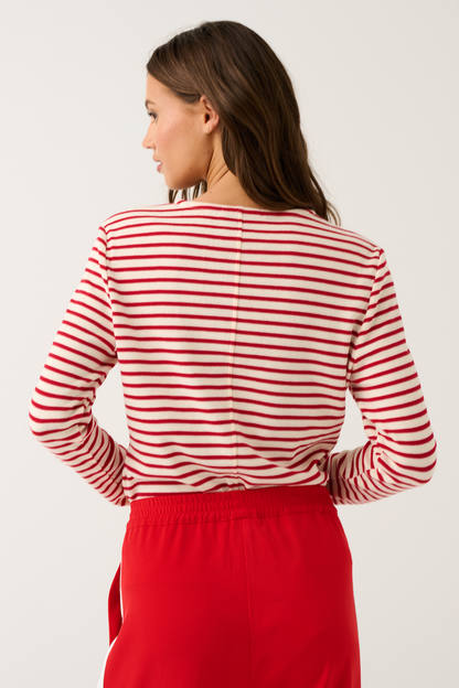 Round neck, long sleeve top
Thumb holes
Centre front and back seam detail