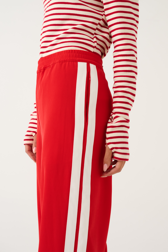 Round neck, long sleeve top
Thumb holes
Centre front and back seam detail
