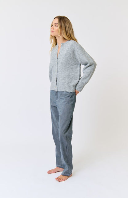 Relaxed, hip length cardigan
Contrast shell buttons
Ribbed crew neck
Dropped shoulder
8% wool 59% recycled polyester 22% nylon 10% polyester 1% spandex yarn