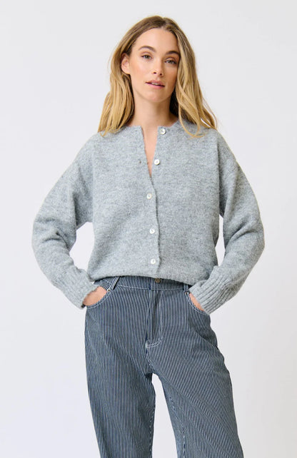 Relaxed, hip length cardigan
Contrast shell buttons
Ribbed crew neck
Dropped shoulder
8% wool 59% recycled polyester 22% nylon 10% polyester 1% spandex yarn
