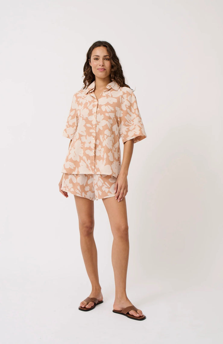 Relaxed, pull on style short
Elasticated waistband
Cotton Rami fabric
Colour: Floral Sand feature print
Steph is 170cm and wears a size small
Bask Resort 2024 Collection