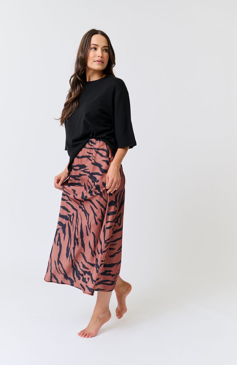 Bias cut slip skirt
Concealed elastic waistband
Ankle length hemline
Cartel & Willow exclusive 'Zebra' print in rust
60% Curpo, 40% Viscose fabric