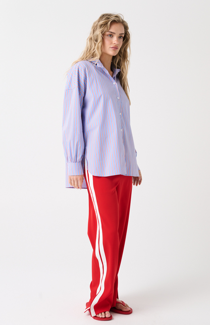 Oversized fit, button front shirt
Longline, Curved hemline
Full length sleeve with button cuff
