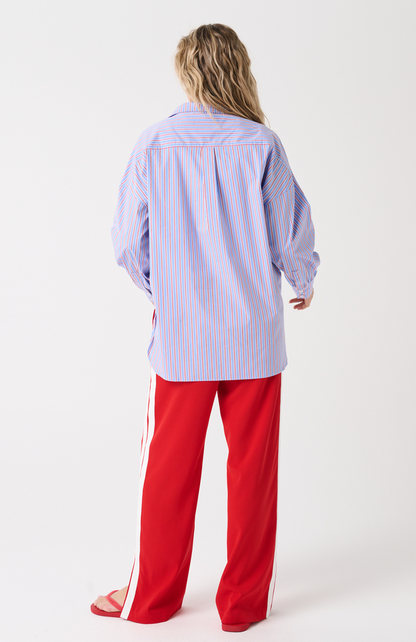 Oversized fit, button front shirt
Longline, Curved hemline
Full length sleeve with button cuff