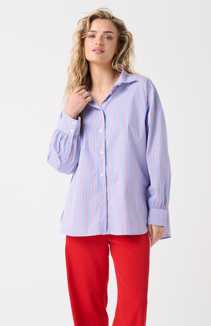 Oversized fit, button front shirt
Longline, Curved hemline
Full length sleeve with button cuff