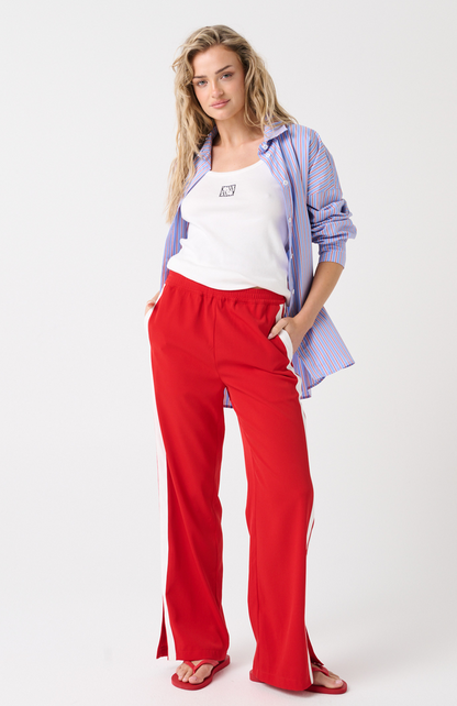 Oversized fit, button front shirt
Longline, Curved hemline
Full length sleeve with button cuff