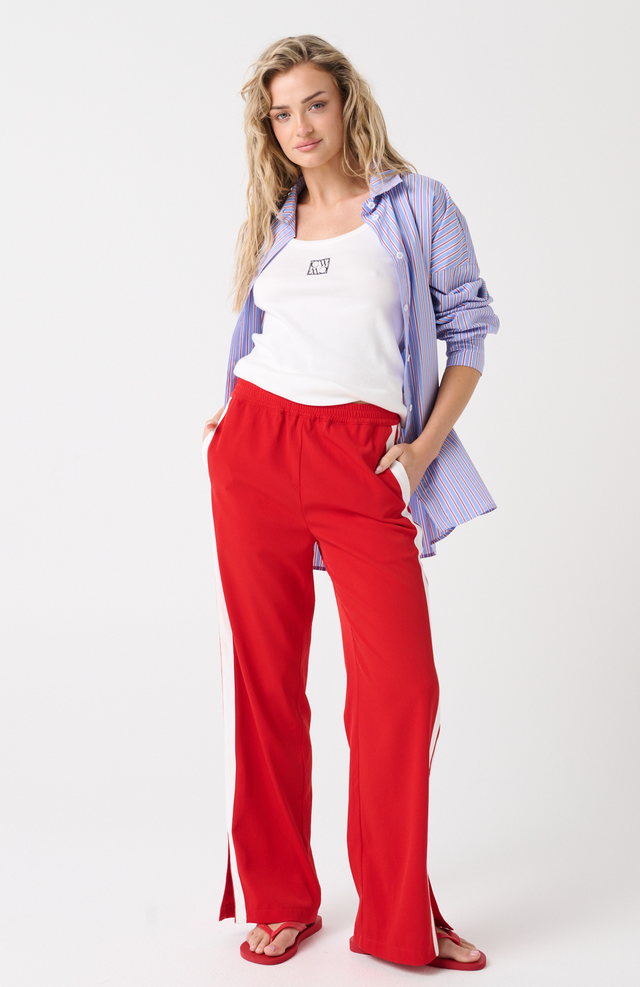 Oversized fit, button front shirt
Longline, Curved hemline
Full length sleeve with button cuff