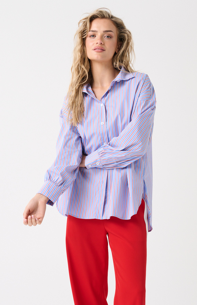 Oversized fit, button front shirt
Longline, Curved hemline
Full length sleeve with button cuff