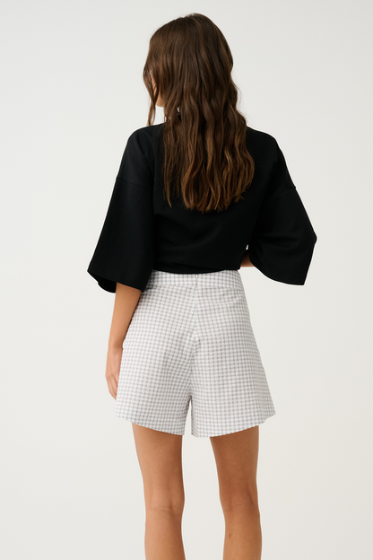 Fitted waist short
Center back invisible zip
Inseam side pockets
Slight hemline shaping to flatter the leg