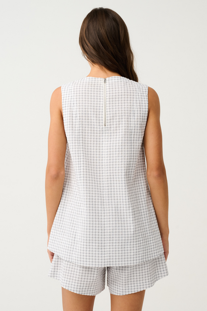 Fitted waist short
Center back invisible zip
Inseam side pockets
Slight hemline shaping to flatter the leg