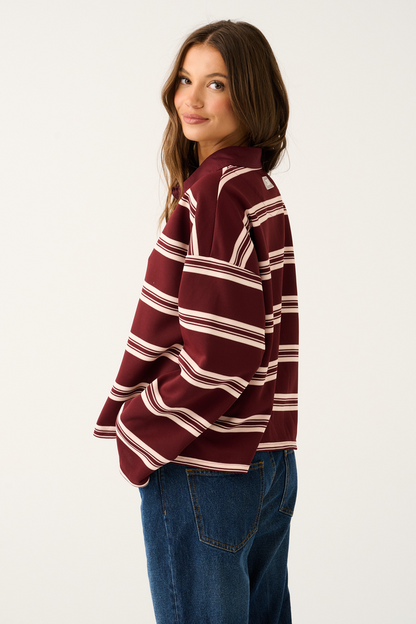Boxy fit rugby top
Contrast collar
Drop shoulder
Straight hemline
Rubber badge logo at the back neck