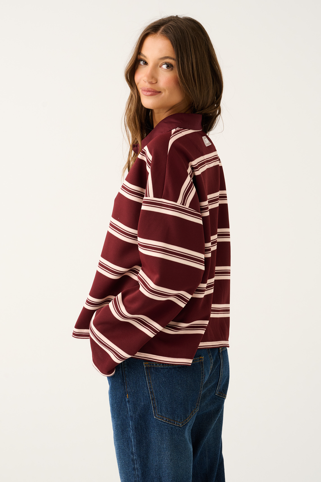 Boxy fit rugby top
Contrast collar
Drop shoulder
Straight hemline
Rubber badge logo at the back neck