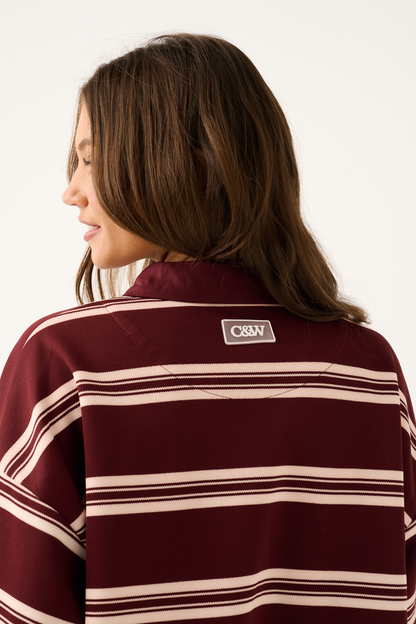 Boxy fit rugby top
Contrast collar
Drop shoulder
Straight hemline
Rubber badge logo at the back neck