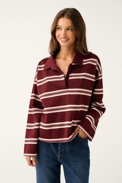 Boxy fit rugby top
Contrast collar
Drop shoulder
Straight hemline
Rubber badge logo at the back neck