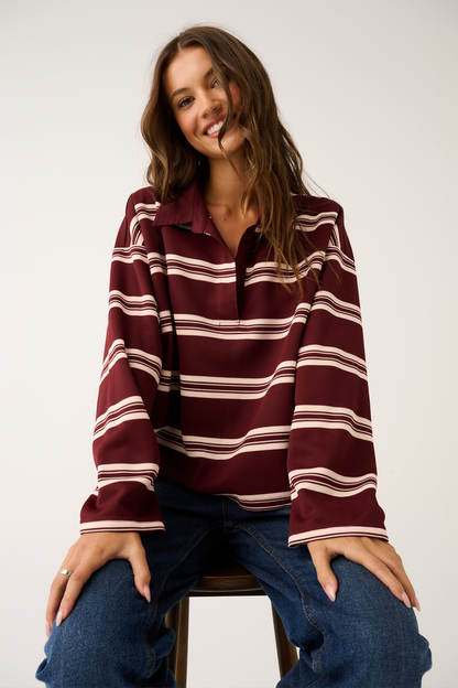 Boxy fit rugby top
Contrast collar
Drop shoulder
Straight hemline
Rubber badge logo at the back neck