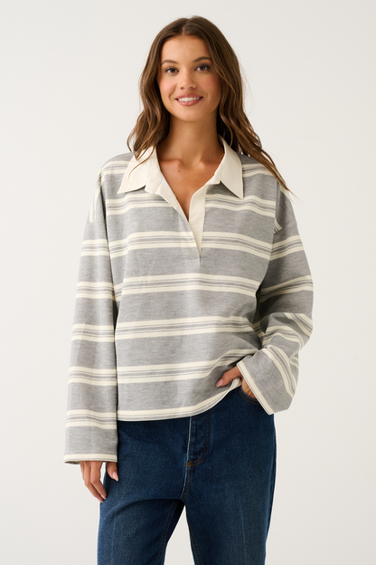 Boxy fit rugby top
Contrast collar
Drop shoulder
Straight hemline
Rubber badge logo at the back neck