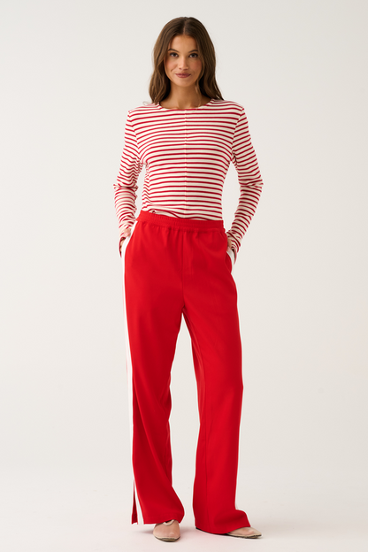 Elasticated waistband
Slim straight leg fit
Inseam side pockets
Split hem at the ankle
Contrast side tape detail