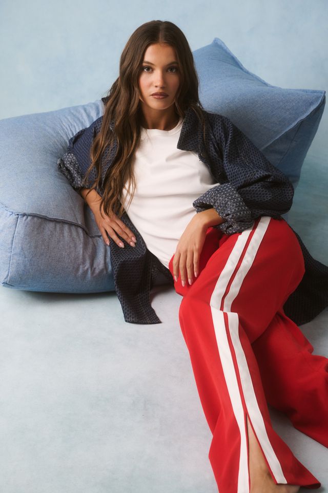 Elasticated waistband
Slim straight leg fit
Inseam side pockets
Split hem at the ankle
Contrast side tape detail