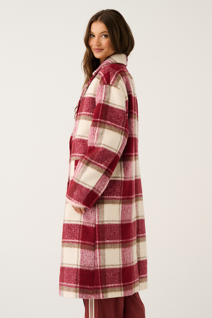 Longline coat
Lapel collar
Functional button front closure
Hip pockets
back hem vent
fully lined