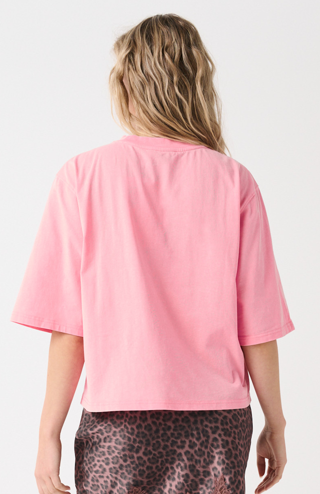 Boxy-fit T-Shirt with drop shoulder
Short Sleeve
Straight hemline
Embroidered logo on the front chest
100% Cotton jersey fabric
