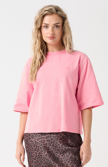 Boxy-fit T-Shirt with drop shoulder
Short Sleeve
Straight hemline
Embroidered logo on the front chest
100% Cotton jersey fabric